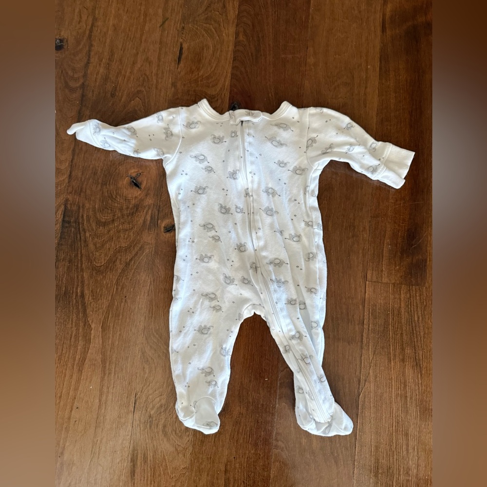 Tres beau belle baby sleeper 0-3 month white with elephants